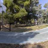 ...imbocchiamo il sentiero disegnato dalla pista ciclabile...